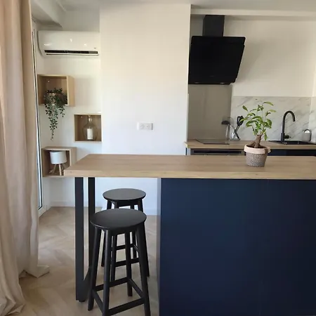 Avec Balcon מנטון