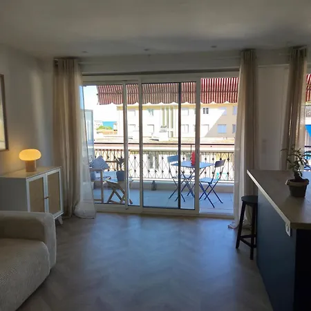 Avec Balcon مينتون